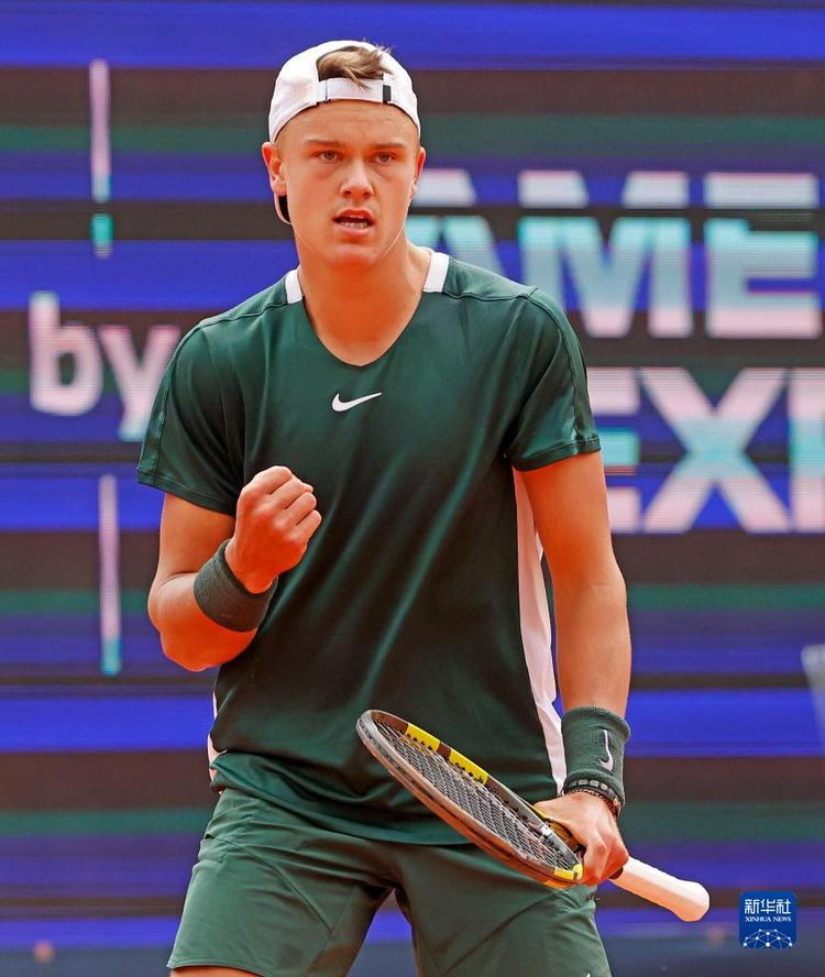 篮球比赛中 篮球比赛中